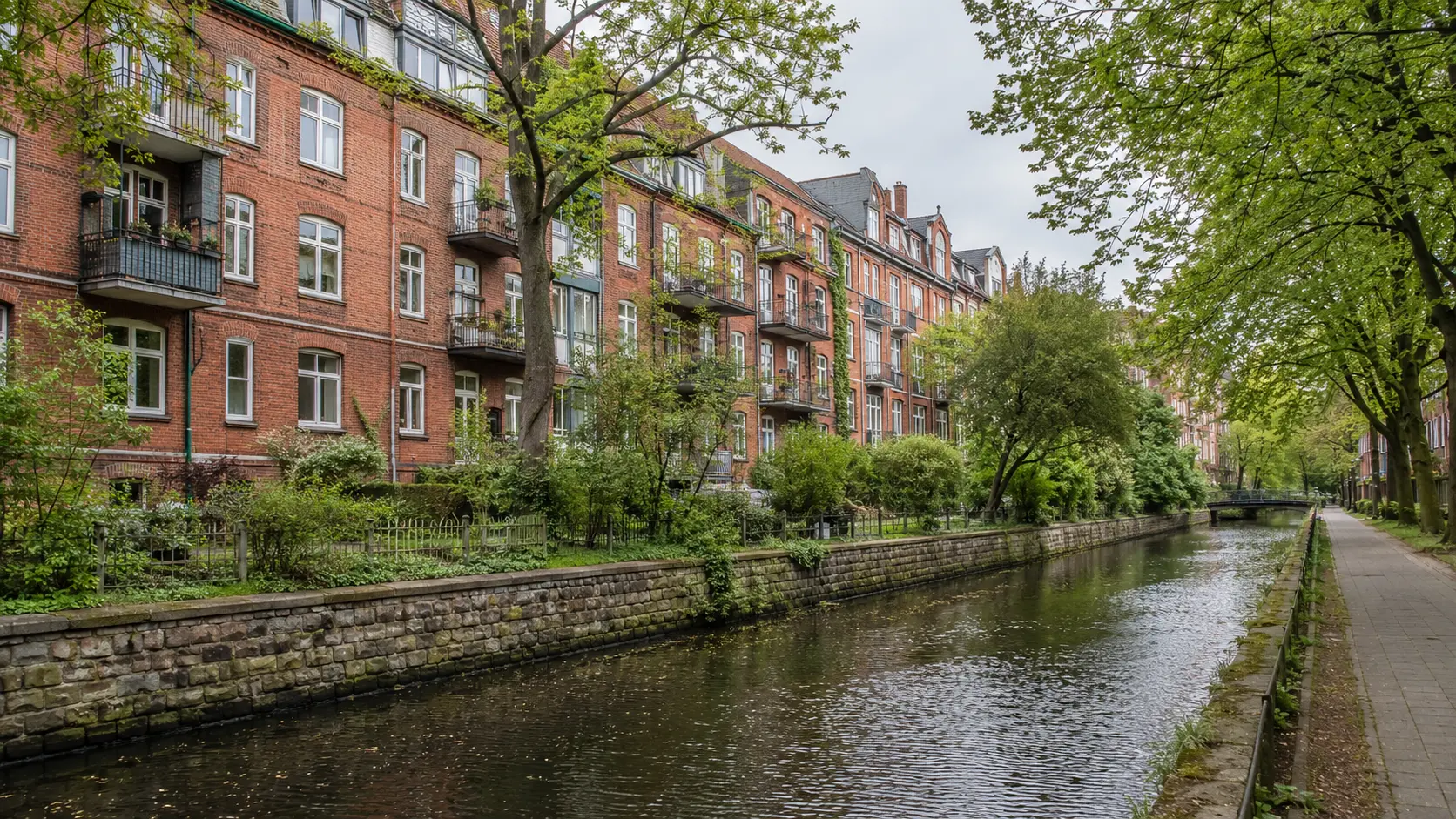 Norddeutsche Wohnlage am Wasser als Bildmotiv für die Immobilienbewertung in Bezirk Altona