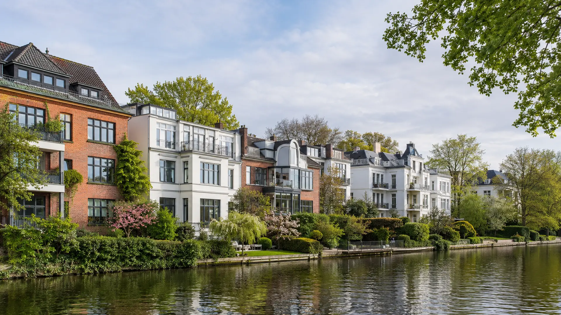 Hamburger Wohnarchitektur an einem ruhigen Wasserlauf