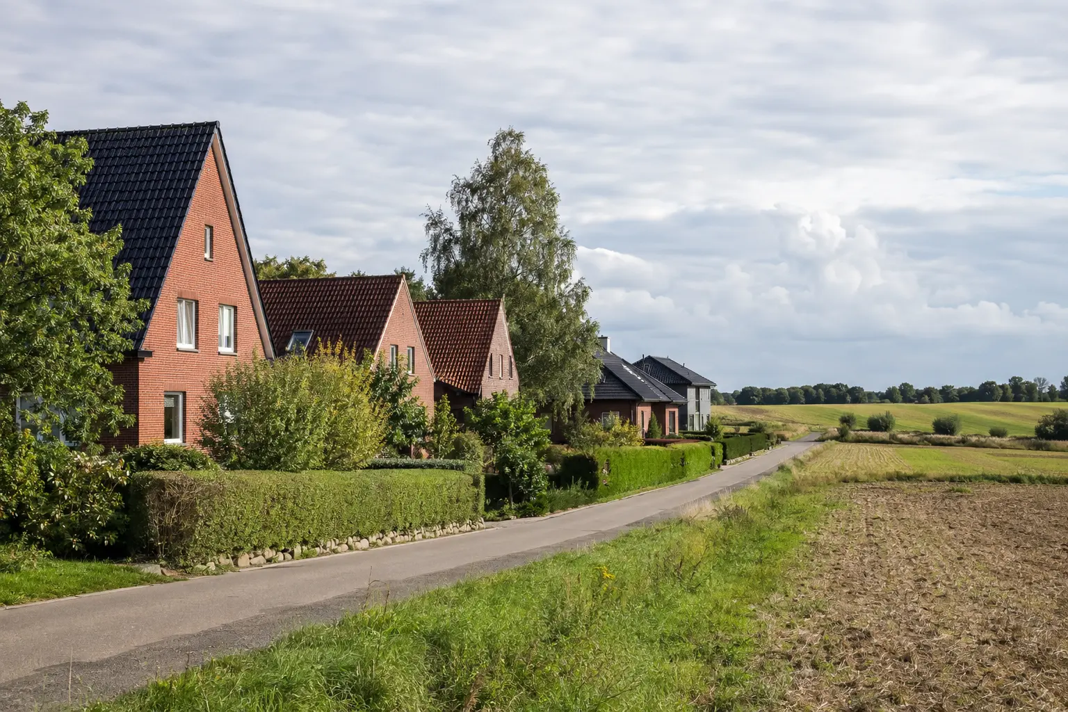 Ruhiges Wohnquartier mit norddeutscher Architektur als Bildmotiv für Osdorf
