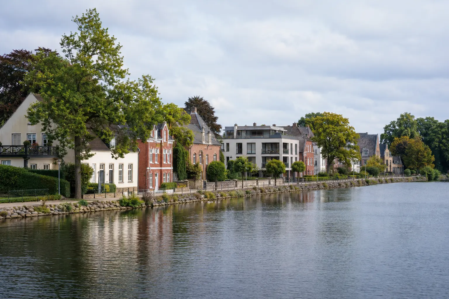 Norddeutsche Wohnlage am Wasser als Bildmotiv für die Immobilienbewertung in Bezirk Hamburg-Nord